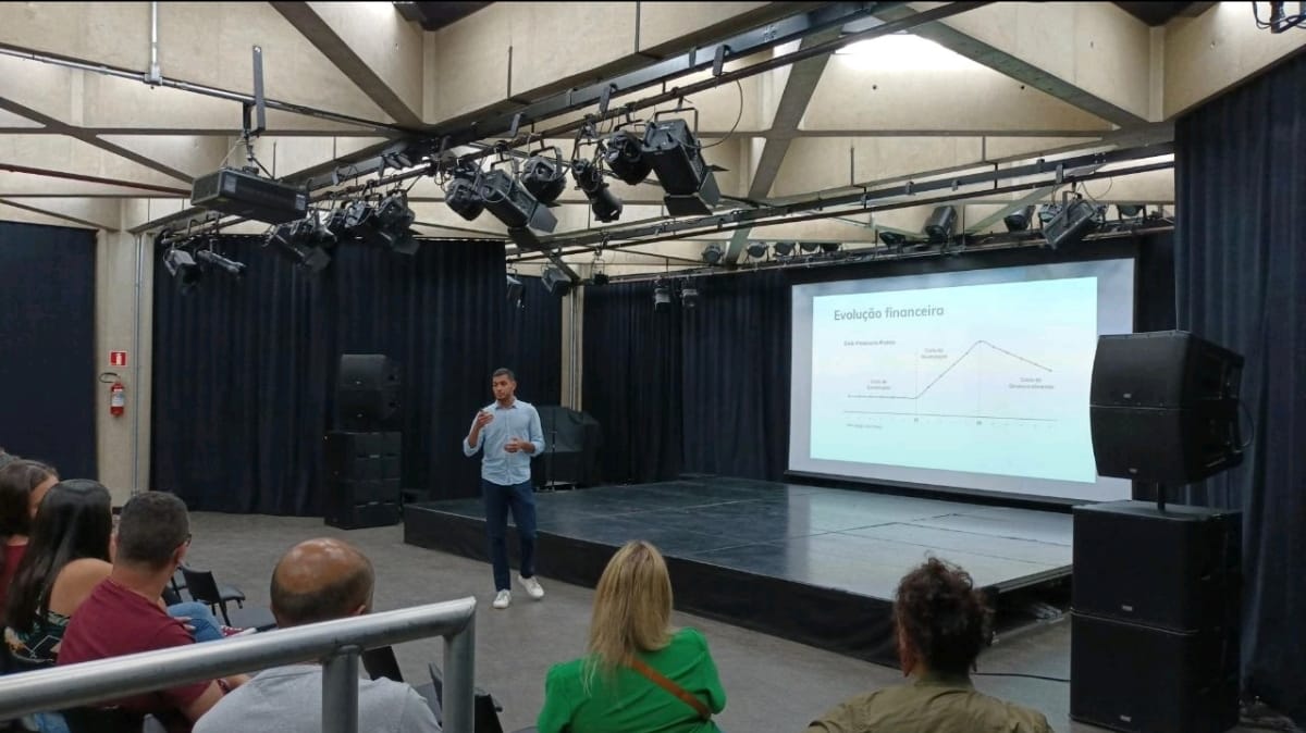 Thiago Souza palestrando sobre evolução financeira